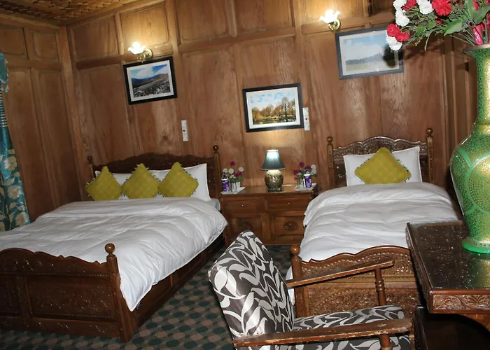 Swan Heritage Houseboats