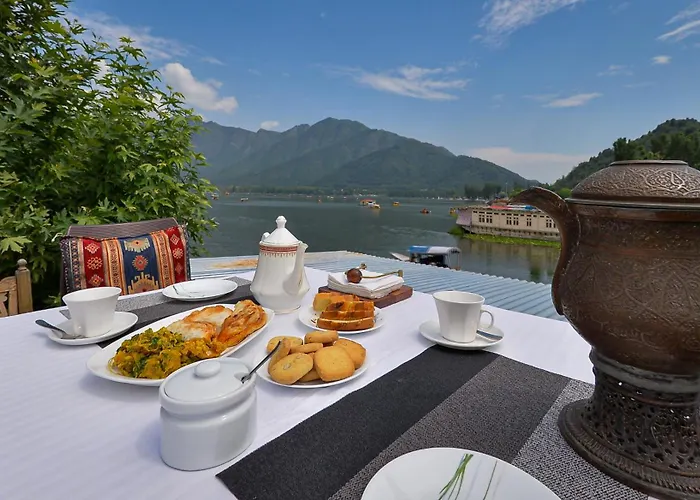 Dastan Heritage Houseboats